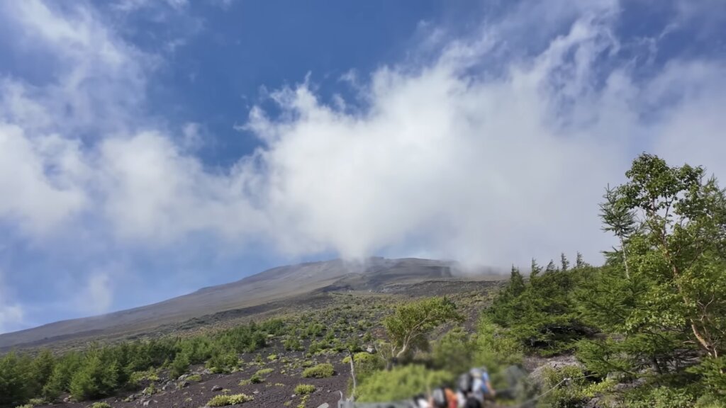 五合目の登り始めから見上げた富士山