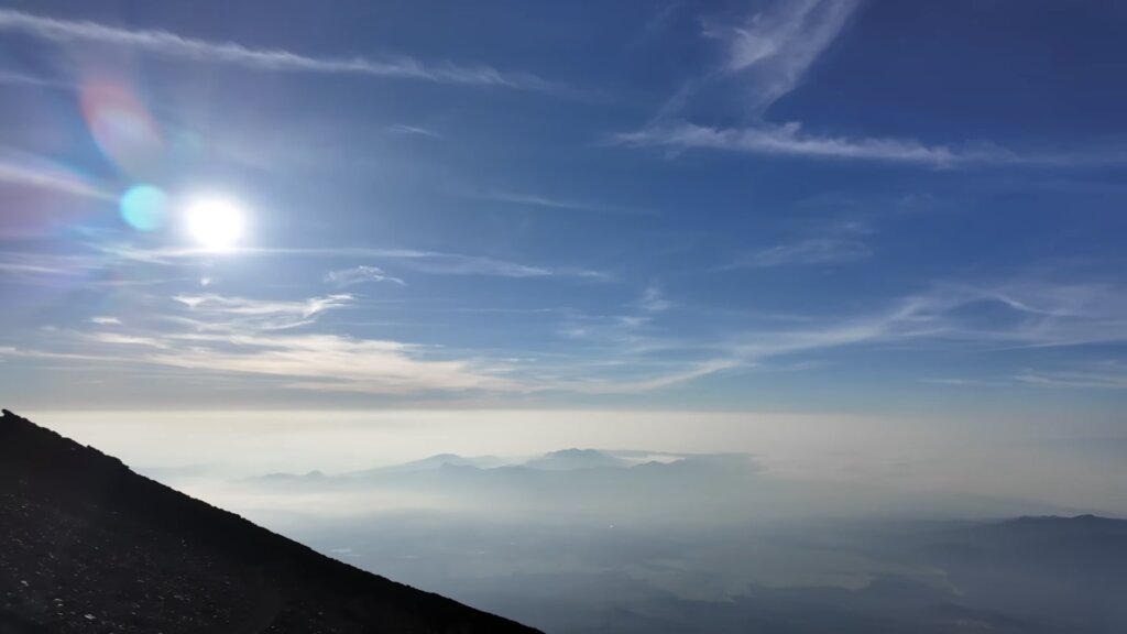 すっかり太陽が昇り明るくなった景色