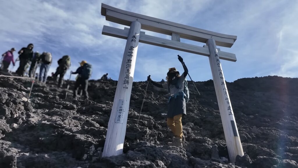 富士山の頂上入り口にある鳥居とこなつ