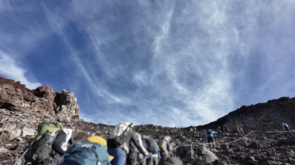 七曲りのようなジグザグの登山道