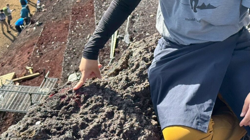 剣ヶ峰山頂の一番高いところの赤い印