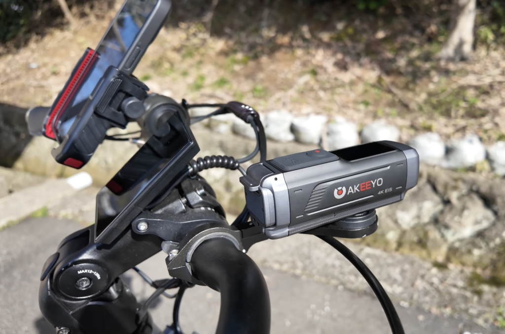 AKY730PRO本体を自転車に取り付けた様子